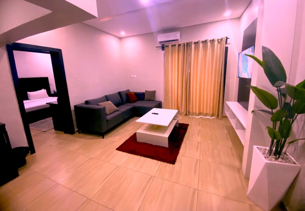 hotel-capitol-ikeja-suite1